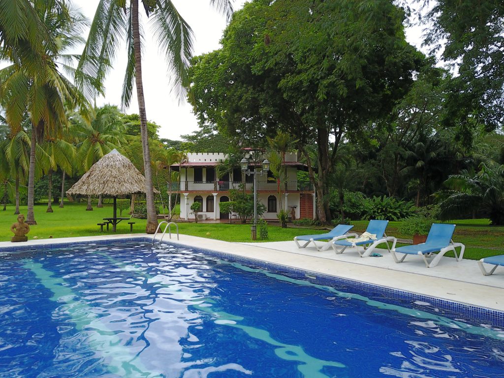 spring rein und fühl dich wohl. Hotel Costa Rica bietet das Schnäppchenangebot für Naturfreaks Hotelpool in Sámara, Guanacaste